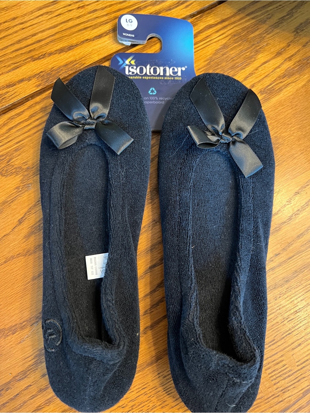 Isotoner women’s terry slipper, size Large (8-9). Excellent condition.